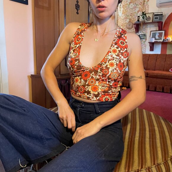 Plunge 70s style orange floral print MOD style sleeveless crop top! - Picture 4 of 13